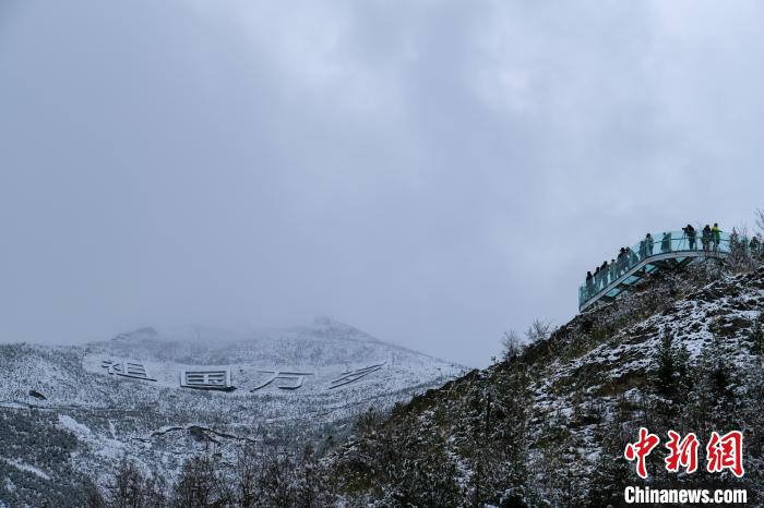 游客在拉薩南山公園觀景臺(tái)登高賞雪。　江飛波 攝