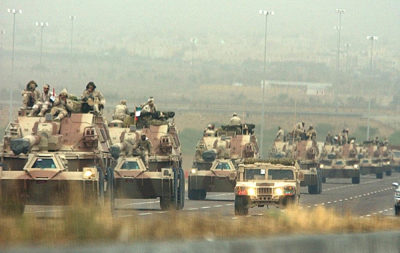 2003年3月25日，美軍幾十輛裝甲車輛從科威特城駛向科威特與伊拉克邊境。（圖源：新華社）