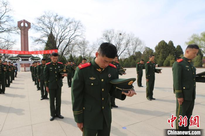 武警官兵脫帽默哀緬懷先烈?！「瘀H鵬 攝