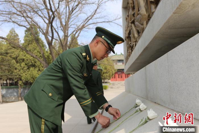 武警官兵向烈士紀(jì)念碑獻(xiàn)花寄托哀思。　馮濤 攝