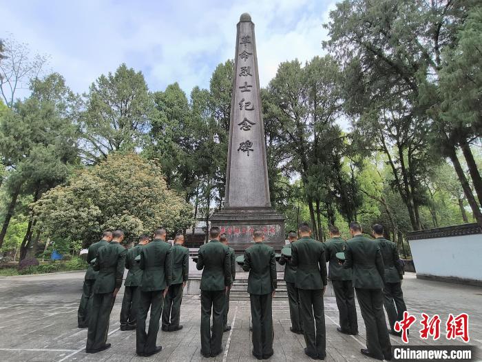 武警官兵向革命烈士紀(jì)念碑默哀?！”R圣鵬 攝