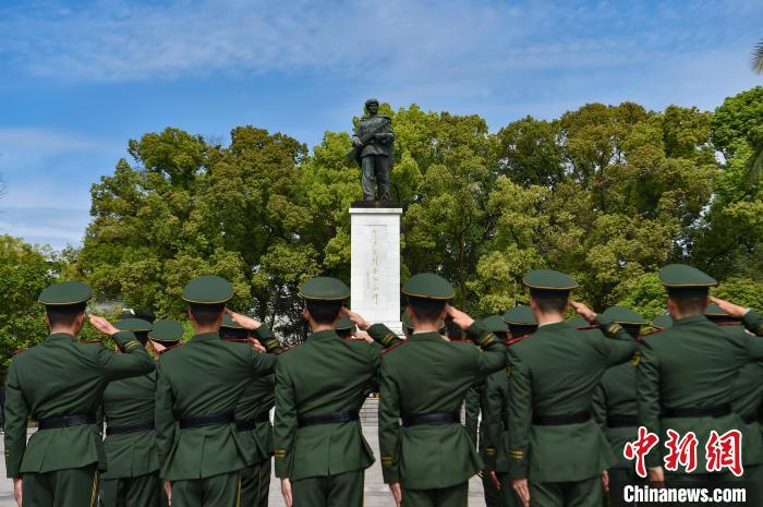 清明前夕重慶武警官兵赴邱少云烈士紀(jì)念館緬懷先烈