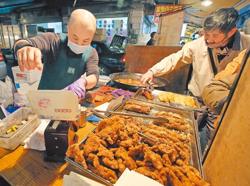 國內(nèi)毛豬價格在清明連假休市前飆天價，未來若繼續(xù)高漲，消費者恐怕吃不消。圖為市場豬肉熟食攤。（本報資料照片）