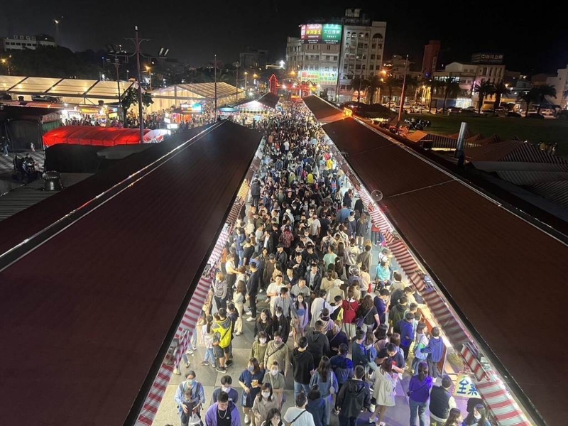 清明兒童連假，大批人潮逛東大門(mén)夜市。（花蓮縣府提供／王志偉花蓮傳真）