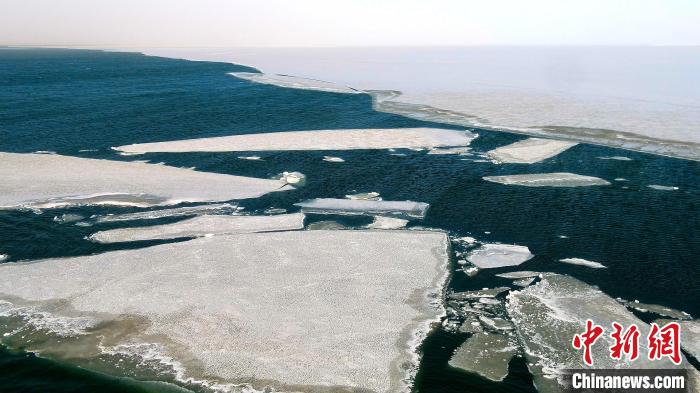 圖為青海湖冰封湖面解凍?！埵纻?攝