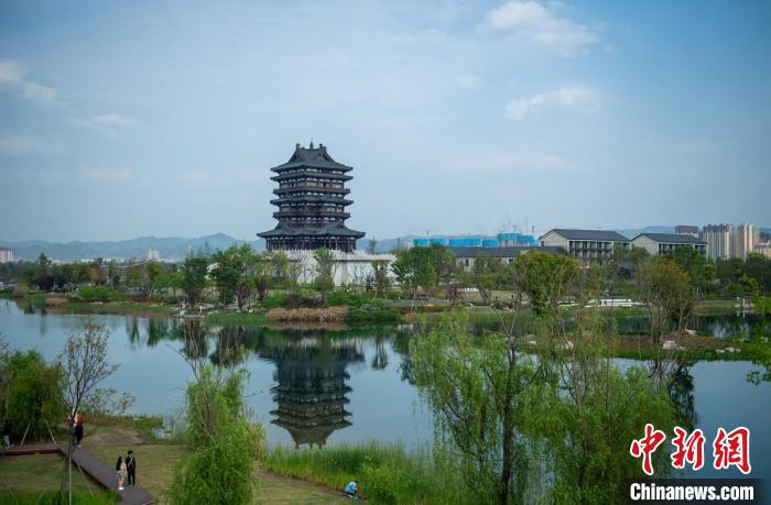 矗立在東安湖公園邊的東安閣?！⒅铱?攝