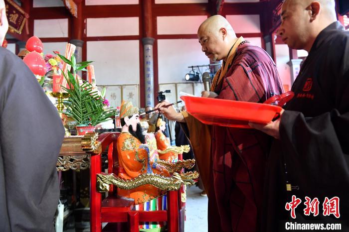 圖為雪峰崇圣禪寺住持傳觀法師(右二)為閩王金身開(kāi)光?！蚊?攝