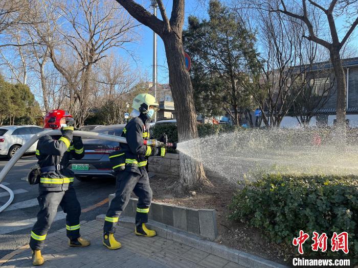 近日，北京東城消防組織轄區(qū)消防救援站積極開展楊柳絮清理濕化工作?！”本〇|城消防供圖