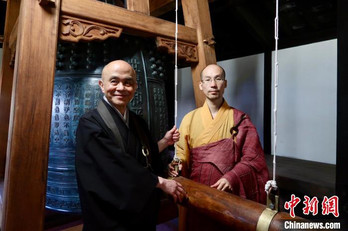 定明法師(右)與松尾長老(左)一起敲響和平鐘?！「＝ǜＧ妩S檗山萬福寺 供圖