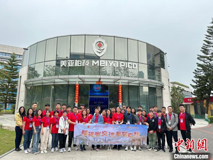 4月10日至12日，首場“港澳青年看祖國”福建行主題活動在廈門舉辦。圖為香港青年參觀廈門企業(yè)。　福建省青年聯(lián)合會供圖