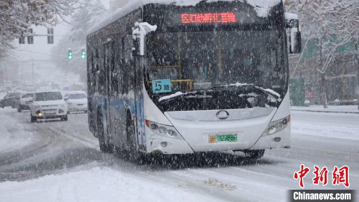 路面濕滑，車輛行駛緩慢?！√锒?攝