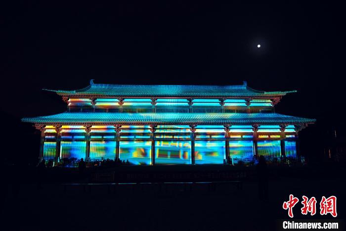 新和縣唐安西都護(hù)府文化園夜景?！⌒潞涂h唐安西都護(hù)府文化園提供