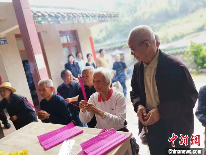 77歲臺(tái)胞登陸祭祖，“暌違三年多，我終于回來(lái)了?！? style=