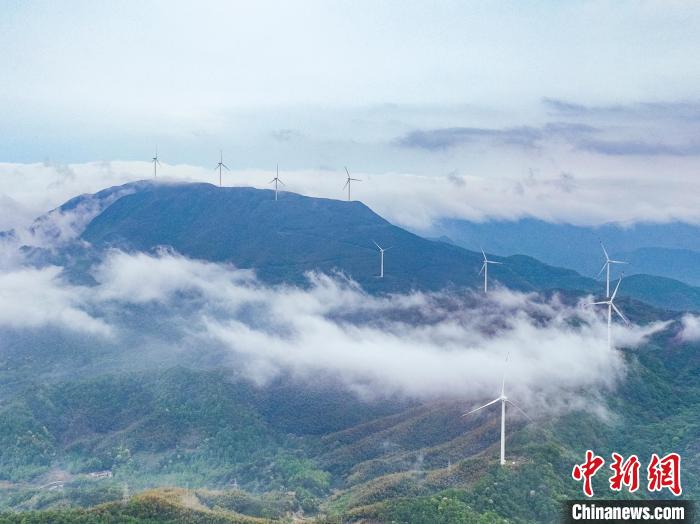 圖為云霧繚繞的湖口縣凰山嶺。　李學(xué)華 攝