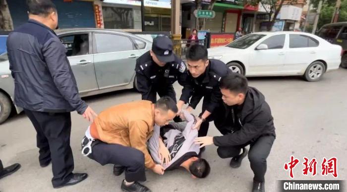 圖為警方抓獲犯罪嫌疑人。　貴州警方供圖