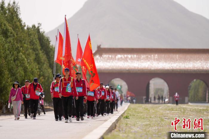 4月15日，徒步愛(ài)好者用腳步丈量“歷史”。　趙亮 攝