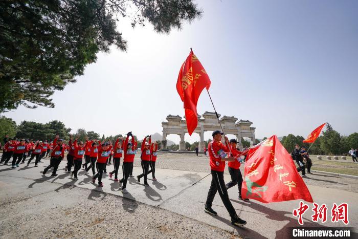 4月15日， 徒步愛(ài)好者穿行在清東陵里。　趙亮 攝