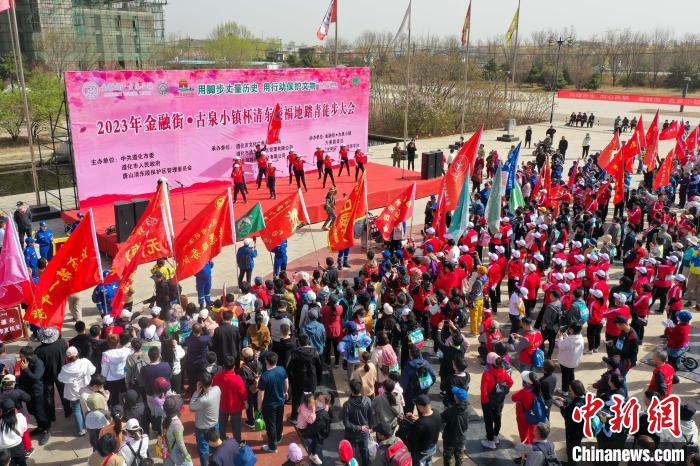 4月15日，各支徒步愛(ài)好者隊(duì)伍正在清東陵進(jìn)行熱身運(yùn)動(dòng)。　趙亮 攝