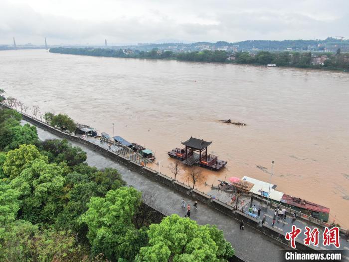 圖為今年3月贛江上游貢江江西贛州主城區(qū)段河流水位迅速上漲，湍急渾濁。(資料圖) 劉力鑫 攝 攝