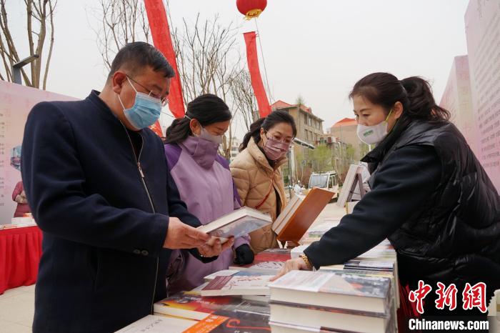 圖為民眾在活動現場購書?！●R銘言 攝