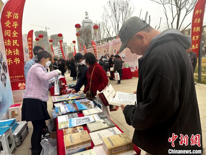 圖為民眾在活動現場讀書、購書?！±铍h 攝