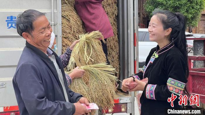 圖為張國丹在與農(nóng)戶進(jìn)行產(chǎn)品信息交流?！∫M(jìn)忠 　攝