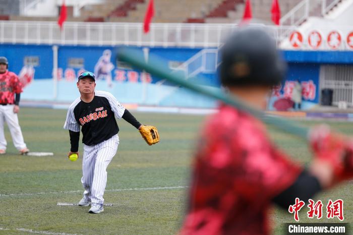 4月22日，兩岸隊員在2023海峽兩岸全民棒壘球聯(lián)賽(鄭州站)比賽中切磋。　王駿 攝