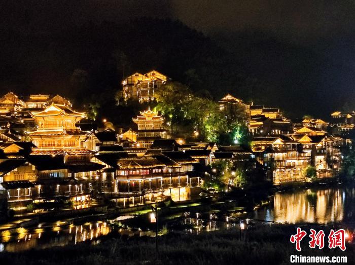 貴州烏江寨國旅際游度假區(qū)夜景。　劉美伶 攝