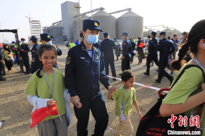 當(dāng)?shù)貢r間4月26日，海軍軍艦赴蘇丹緊急撤離我在蘇丹人員。圖為海軍官兵手牽著兒童通過安檢。　丁家興 攝