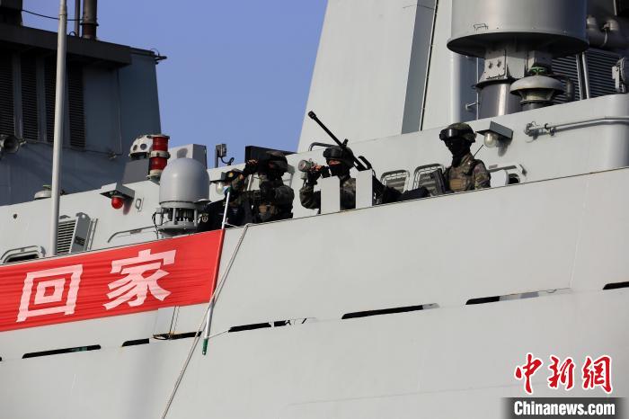 當(dāng)?shù)貢r間4月26日，海軍軍艦赴蘇丹緊急撤離我在蘇丹人員。圖為海軍陸戰(zhàn)隊(duì)觀察警戒周邊區(qū)域。　劉青堯 攝