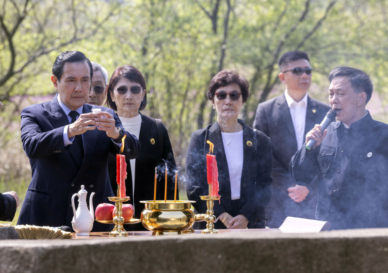 4月1日，在湖南省湘潭縣茶恩寺鎮(zhèn)雙陽村馬家祖墓，馬英九先生在獻(xiàn)酒。新華社記者 才揚(yáng) 攝.png