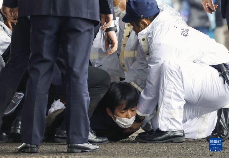 4月15日，在日本和歌山縣和歌山市雜賀崎漁港，嫌疑人被警方控制。（圖源：新華社）