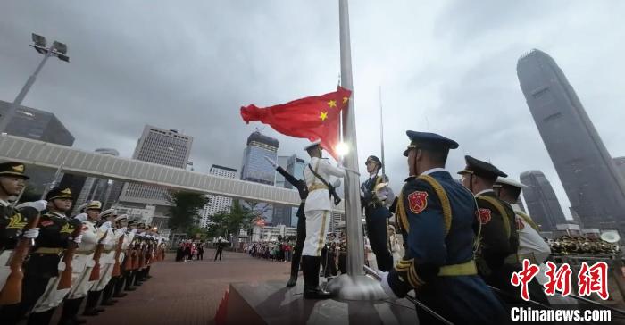 5月1日，駐港部隊(duì)香港島中區(qū)軍用碼頭組織升國(guó)旗儀式。　駐港部隊(duì)公眾號(hào)視頻截圖 攝