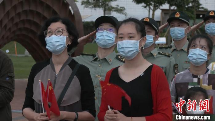 5月1日，駐港部隊(duì)香港島中區(qū)軍用碼頭組織升國(guó)旗儀式，首次邀請(qǐng)來隊(duì)親屬和官兵代表一起參加?！●v港部隊(duì)公眾號(hào)視頻截圖 攝