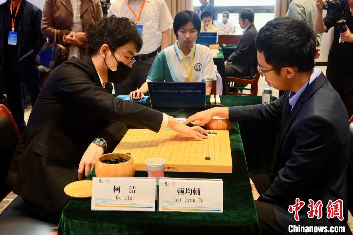 5月5日，大陸圍棋選手柯潔與臺灣棋手賴均輔對弈?！《做?攝