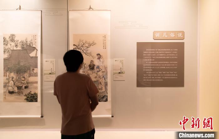 “五一”假期，游客在天津博物館參觀“善行天下——袁了凡”展覽?！⊥踉谟?攝