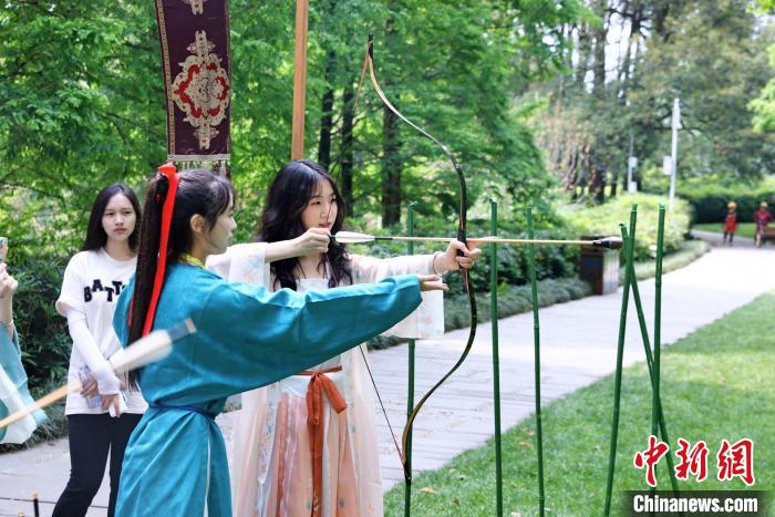 在蓉港澳臺(tái)僑大學(xué)生在成都金沙遺址博物館體驗(yàn)傳統(tǒng)文化。　張永成 攝