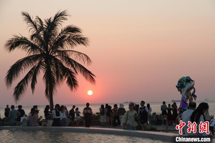 立夏時節(jié)瓊島酷熱難耐市民游客青睞海島浪漫夜生活