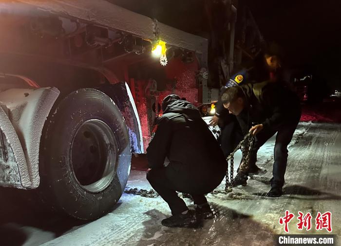 圖為民警幫助受困車輛安裝防滑鏈?！」逯菸麄鞑抗﹫D