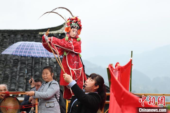 雁鵝界古村村民表演龍?zhí)赌九紤颉！钊A峰 攝