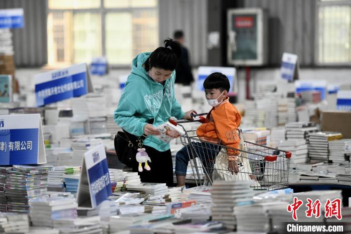 一對母子在書展上購書?！⊥鯑|明 攝