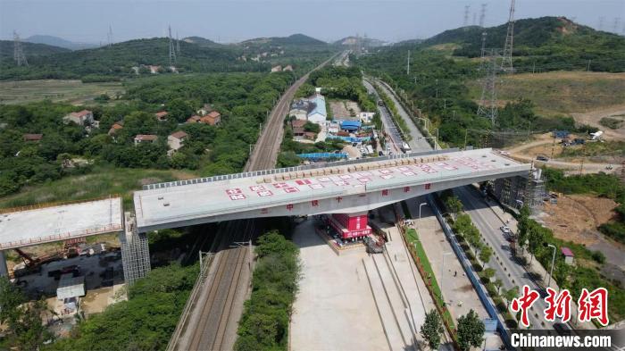 武漢繞城高速公路跨武九鐵路極不平衡轉(zhuǎn)體橋成功轉(zhuǎn)體 肖帆 攝