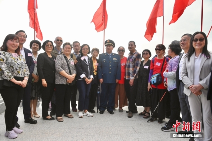 5月9日下午，劉春祥抗日英雄群體紀(jì)念碑揭幕典禮在香港屯門龍鼓灘舉行。這是香港首次為列入國家級(jí)紀(jì)念名錄的抗日英烈立碑，也是繼斬竹灣、烏蛟騰之后，香港第三座大型抗戰(zhàn)紀(jì)念設(shè)施。圖為嘉賓及港九大隊(duì)的后人出席典禮。<a target='_blank' href='/'>中新社</a>記者 李志華 攝