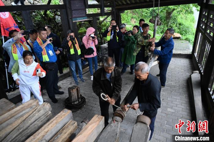 古法榨油吸引東盟國家媒體記者的目光?！堊?攝