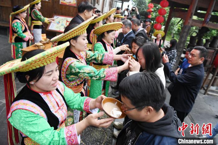 楓香瑤寨村民用攔門酒熱情迎接客人?！钊A峰 攝