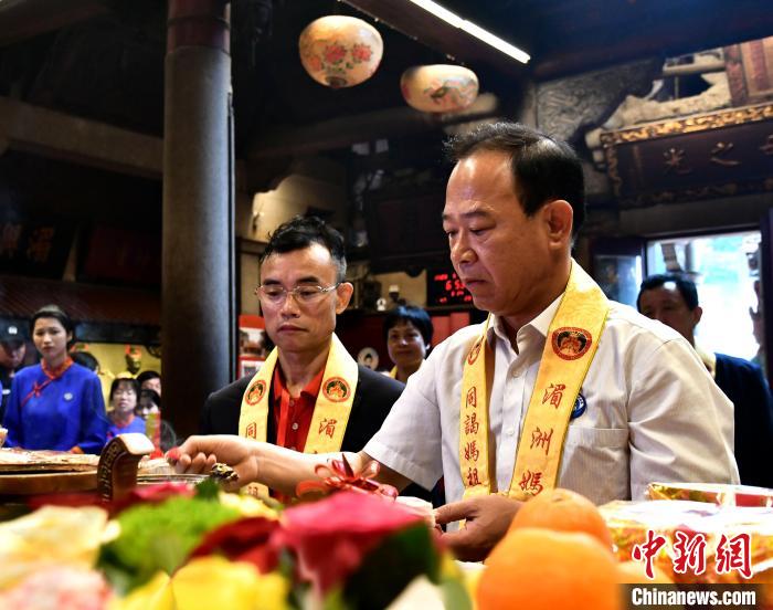 圖為：湄洲媽祖祖廟董事會董事長林金贊為泰國泉州晉江聯(lián)合總會割香掬火?！′刂迡屪孀鎻R供圖