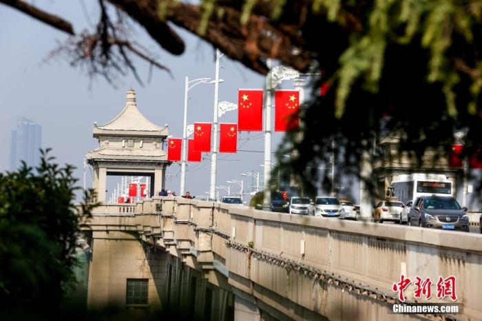 圖為橫跨在武昌蛇山和漢陽(yáng)龜山之間的武漢長(zhǎng)江大橋。 中新社記者 張暢 攝