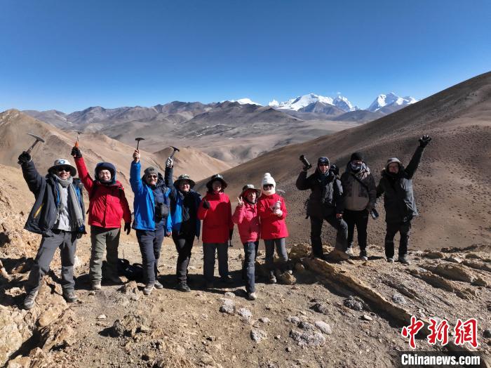 中科院古脊椎所青藏科考隊員在西藏聶拉木地區(qū)考察三疊紀地層?！≈锌圃汗偶棺邓?供圖