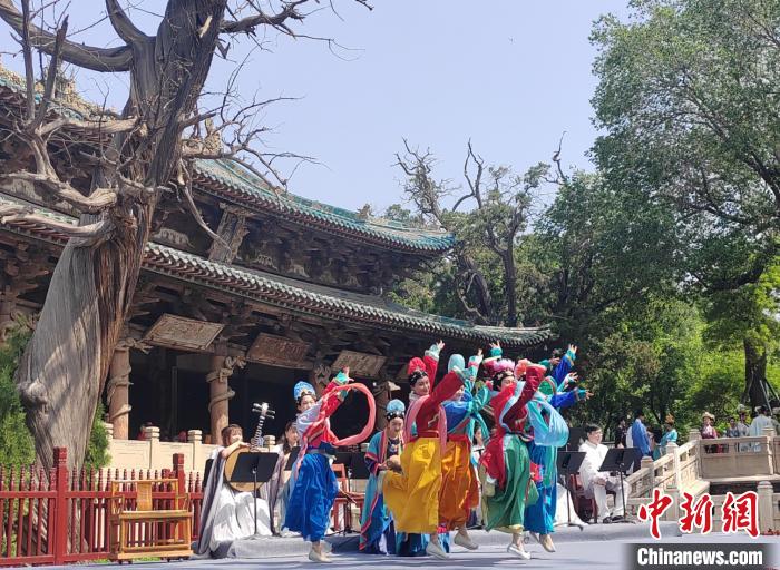 活動現場，解說員化身“宋代侍女”，在舞臺上翩翩起舞。　高雨晴 攝