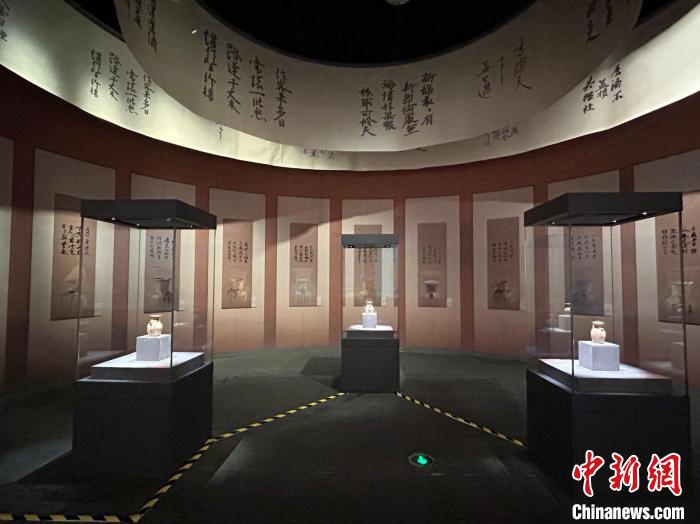 圖為“詩畫彩瓷——唐代海上絲綢之路上的長沙窯瓷器展”展品?！》钊?攝